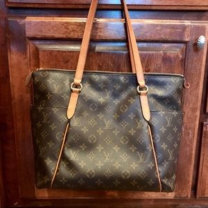 Louis Vuitton Totally MM. 100% Authentic